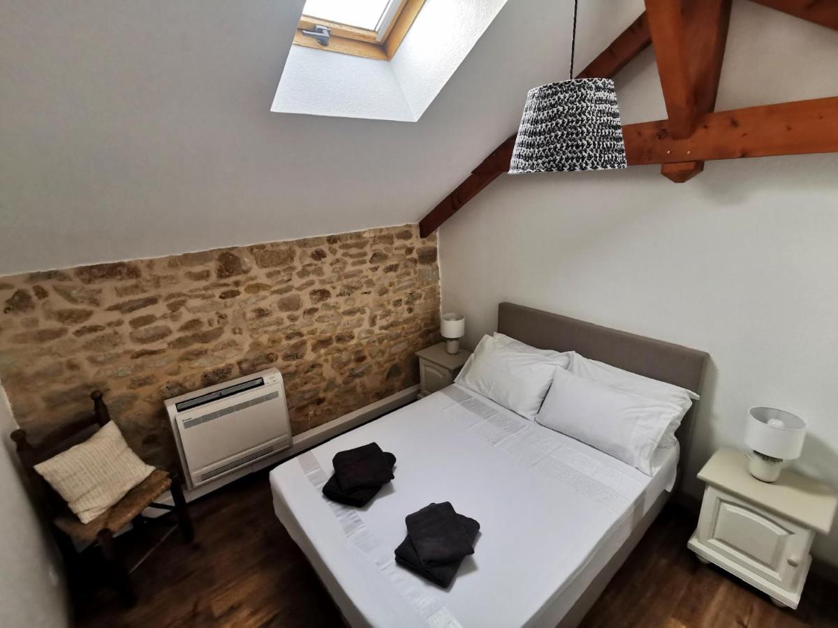 Saint-Georges-de-Noisné 3 Self-Contained Gites With Pool And Games Room מראה חיצוני תמונה