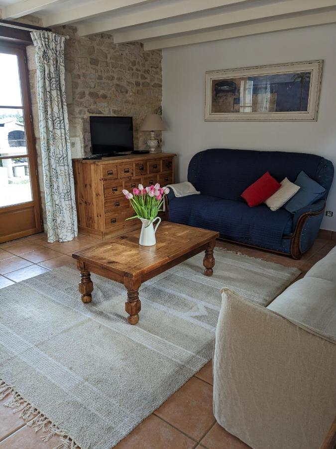 Saint-Georges-de-Noisné 3 Self-Contained Gites With Pool And Games Room מראה חיצוני תמונה