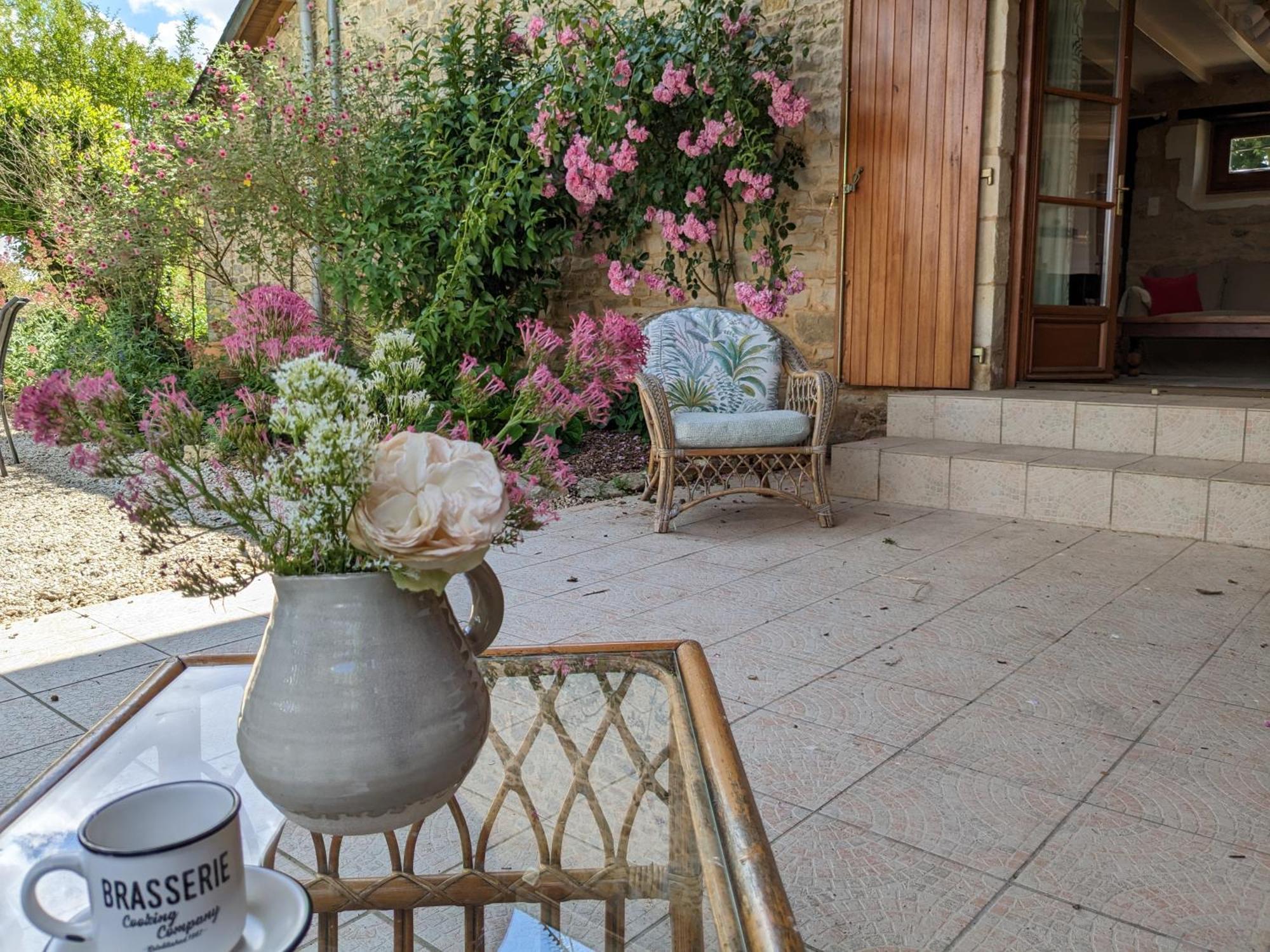Saint-Georges-de-Noisné 3 Self-Contained Gites With Pool And Games Room מראה חיצוני תמונה