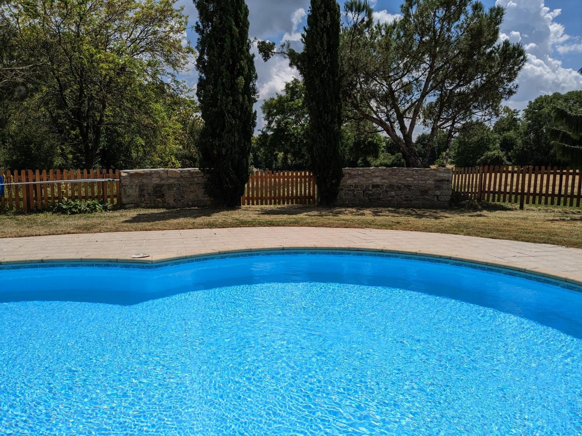 Saint-Georges-de-Noisné 3 Self-Contained Gites With Pool And Games Room מראה חיצוני תמונה